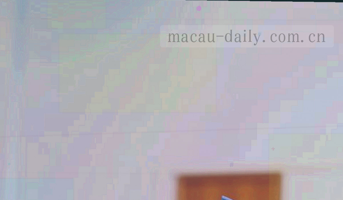 俯拍的路牌与指向标识局部，不同方向的分支线条清晰